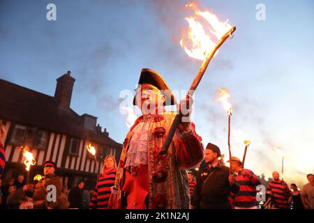 Le défilé dramatique du Carnaval de la Mayfield Bonfire Society, commémorant les 4 martyrs brûlés sur le pieu sous la Reine « sanglante », et la réforme catholique , à East Sussex, Royaume-Uni Banque D'Images