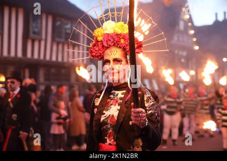 Le défilé dramatique du Carnaval de la Mayfield Bonfire Society, commémorant les 4 martyrs brûlés sur le pieu sous la Reine « sanglante », et la réforme catholique , à East Sussex, Royaume-Uni Banque D'Images