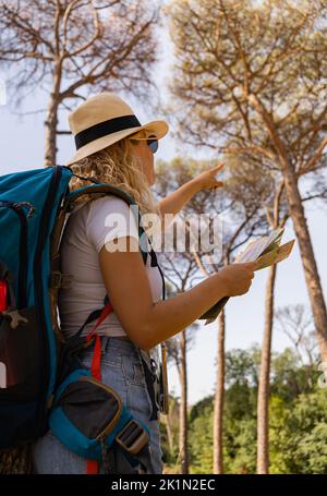Brave Woman explore avec sa carte au milieu de la savane, plan vertical Banque D'Images