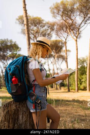 Plan vertical de Brave Woman explore avec sa carte au milieu de la savane Banque D'Images