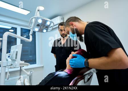 le dentiste du bureau reçoit le patient Banque D'Images