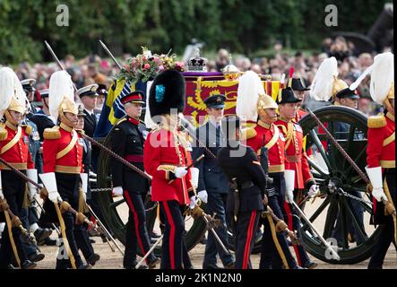 Londres, Angleterre, 19th septembre 2022. La reine Elizabeth Coffin est photographiée au Horse Guards Parade pendant la procession à la suite de ses funérailles d’État qui ont eu lieu à l’abbaye de Westminster. Crédit photo devrait se lire: Paul Terry Banque D'Images