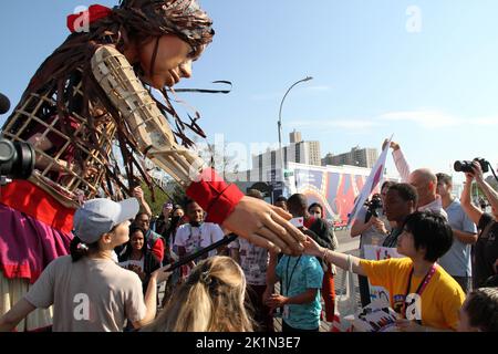 New York, New York, États-Unis. 19th septembre 2022. Les élèves de l'école 'Roy Campanella' rencontrent Little Amal sur la promenade de coney Island. Little Amal est une réfugiée syrienne de 10 ans qui a quitté son domicile pour échapper à la violence.elle est marionnette de 12 pieds qui, depuis juillet 2021, a parcouru 6 000 miles dans 12 pays et est reconnue comme symbole des droits de l'homme, en particulier ceux des réfugiés. (Credit image: © Bruce Cotler/ZUMA Press Wire) Credit: ZUMA Press, Inc./Alamy Live News Banque D'Images