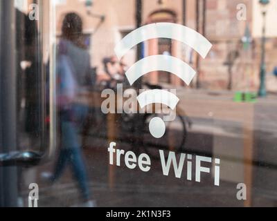 Freiburg im Breisgau, Allemagne - 13 avril 2022: Signe et symbole de wifi gratuit sur la vitre d'un bar à Freiburg im Breisgau Banque D'Images