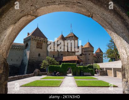 Chillon, Suisse - 14 juillet 2022 : vue à travers l'arcade du château médiéval de Chillon sur le lac Léman Banque D'Images