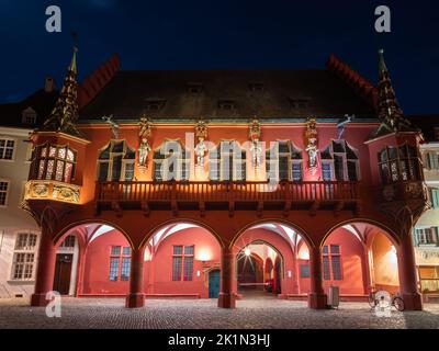 Freiburg im Breisgau - 13 avril 2022: Grand magasin historique à l'heure bleue - important bâtiment gothique de 14th-siècle avec de grandes salles et cour Banque D'Images