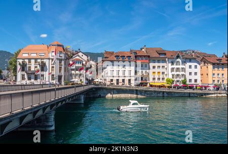 Soleure, Suisse - 12 juillet 2022: Un bateau sous le pont sur la rivière Aare à Soleure Banque D'Images