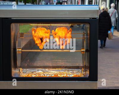 Deux poulets rôtis dans le four d'un magasin de rue à Zaandam, pays-Bas Banque D'Images