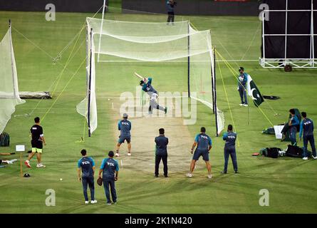 Les joueurs de l'équipe de cricket du Pakistan s'échauffent et améliorent leurs techniques de cricket lors du match d'entraînement net pour la prochaine série internationale Pakistan vs Angleterre T20, au stade national de Karachi lundi, 19 septembre 2022. L'équipe de cricket de l'Angleterre a touché le sol à Karachi lors de sa première tournée au Pakistan en 17 ans. L'Angleterre a joué pour la dernière fois au Pakistan en 2005 et devait se rendre l'année dernière jusqu'à ce qu'elle se retirent à court terme après que la Nouvelle-Zélande ait également annulé une tournée pour des raisons de sécurité. Banque D'Images