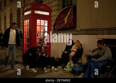 Londres, Royaume-Uni. 19th septembre 2022. Les amateurs de camping ont vu le camping à Whitehall. Les amateurs de garrot campent dans la rue de Westminster pour faire leur dernier adieu à sa Majesté la Reine Elizabeth II La dernière procession de la Reine tardive est fixée à midi le 19th septembre 2022. Crédit : SOPA Images Limited/Alamy Live News Banque D'Images