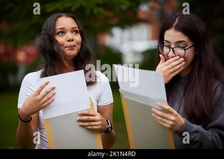 2022 Jour de résultats De niveau a à Manchester du Sud. Célébrez leurs résultats à l'école secondaire Whalley Range. Banque D'Images