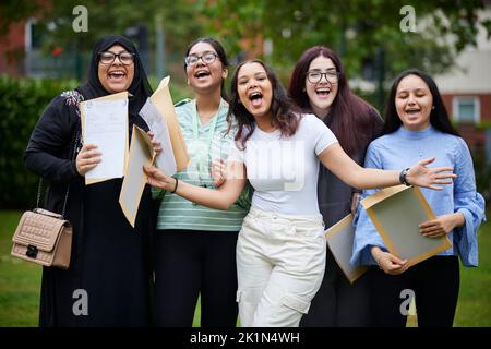 2022 Jour de résultats De niveau a à Manchester du Sud. Célébrez leurs résultats à l'école secondaire Whalley Range. Banque D'Images