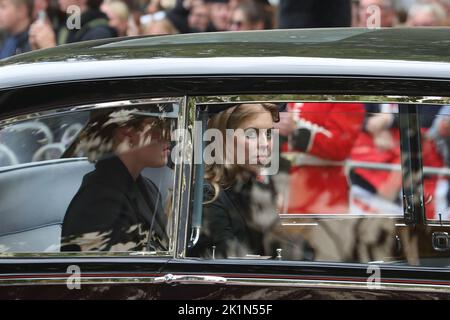 Londres, Royaume-Uni. 19th septembre 2022. La princesse Beatrice et la princesse Eugénie suivent la cour des funérailles de la reine Elizabeth II Credit: Uwe Deffner/Alay Live News Banque D'Images