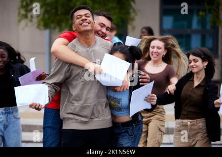 Journée des résultats du GCSE 2022 à Manchester. Photo célébrant leurs résultats succès à l'école secondaire Barlow RC à Didsbury. Banque D'Images