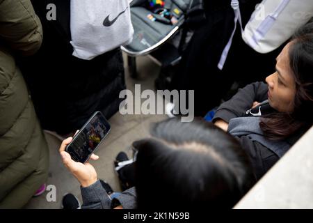 Londres, Royaume-Uni. 19th septembre 2022. Les amateurs de deuil ont vu en streaming le service funèbre d'État sur leur téléphone mobile en attendant le cortège final. Le cercueil portant le corps de la reine Elizabeth II était en dernière procession à Westminster pour la dernière fois avant de se rendre à Windsor pour être enterré avec le duc d'Édimbourg et ses parents. Le cortège marque la fin de l'opération London Bridge et a été déclaré comme un jour férié national de l'ONU selon le roi Charles III Crédit : SOPA Images Limited/Alamy Live News Banque D'Images