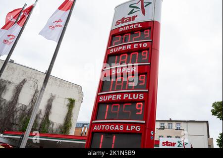 15.09.2022, Berlin, Allemagne, Europe - la Commission électronique des prix affiche les prix de l'essence et du diesel dans une station-service du quartier de Charlottenburg. Banque D'Images