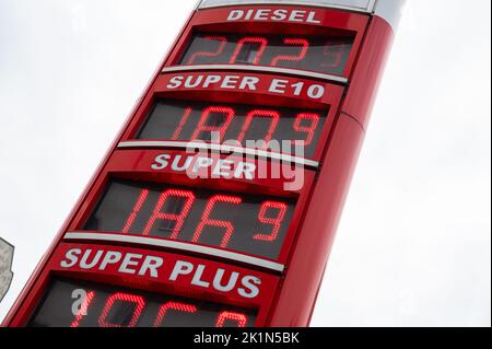 15.09.2022, Berlin, Allemagne, Europe - la Commission électronique des prix affiche les prix de l'essence et du diesel dans une station-service du quartier de Charlottenburg. Banque D'Images