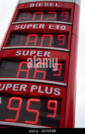 15.09.2022, Berlin, Allemagne, Europe - la Commission électronique des prix affiche les prix de l'essence et du diesel dans une station-service du quartier de Charlottenburg. Banque D'Images