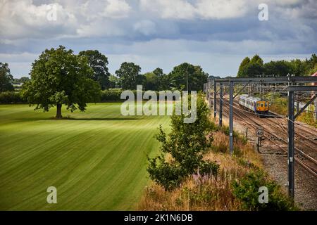Village de Chelford et paroisse civile à Cheshire, Angleterre, approchant la gare du village avec un train local de Banque D'Images