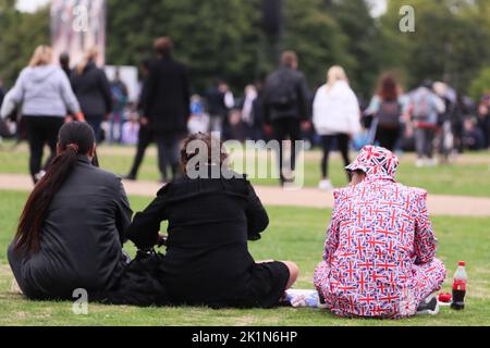 Des milliers de membres du public regardent les funérailles d'État de la reine Elizabeth II sur de grands écrans de Hyde Park à Londres. Banque D'Images