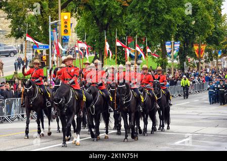 Ottawa, Canada - 19 septembre 2022 : la Gendarmerie royale du Canada dirige un défilé commémoratif sur la rue Wellington en direction de la cathédrale Christ une église anglicane pour une cérémonie commémorative des funérailles de la reine Elizabeth II Le gouvernement fédéral a déclaré le jour de congé fédéral et de deuil national pour la Reine, les fonctionnaires fédéraux ayant le jour de congé. Banque D'Images