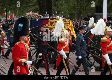 Londres, Royaume-Uni, 19th septembre 2022. Les représentations militaires britanniques et du Commonwealth ont suivi la cour. Le cercueil de la reine Elizabeth II est transporté sur un chariot à canon sur le Mall en route vers Windsor. Credit: Uwe Deffner / Alamy Live News Banque D'Images