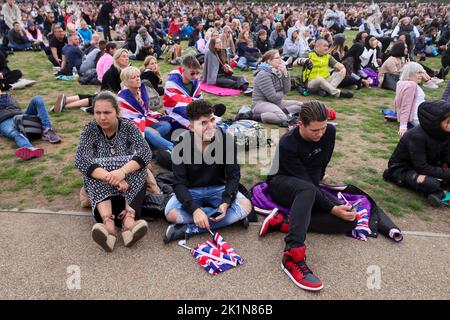 Des milliers de membres du public regardent les funérailles d'État de la reine Elizabeth II sur de grands écrans de Hyde Park à Londres. Banque D'Images