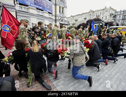 KIEV, UKRAINE - 17 SEPTEMBRE 2022 - les gens s'agenouillent pour montrer leur respect comme militaires portent le cercueil de l'artiste méraillé d'Ukraine, soliste de la Na Banque D'Images