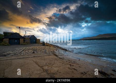 Hangars pour bateaux à Kimmeridge Bay, Kimmeridge, Dorset, Angleterre, Royaume-Uni Banque D'Images