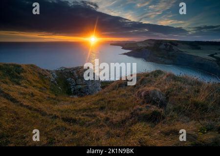 Chapman's Pool, au coucher du soleil, vue depuis Emmett's Hill. Worth Matravers, île de Purbeck, Dorset, Royaume-Uni Banque D'Images