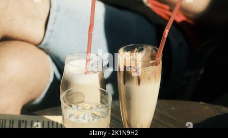 Deux tasses de café sur la table en bois rustique Banque D'Images