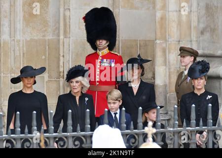 Londres, Royaume-Uni - 19th septembre 2022 (L-R) Meghan Duchesse de Sussex, Camilla Queen Consort, Prince George, Catherine Princess of Wales, Princess Charlotte et Sophie Comtesse de Wessex funérailles de la reine Elizabeth II à Westminster Abbey, Londres. Credit: Nils Jorgensen/Alay Live News Banque D'Images