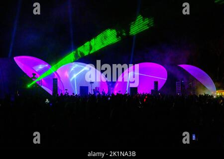 Des lumières laser colorées brillent et se déplacent sur la foule dansante pendant la fête du DJ Banque D'Images