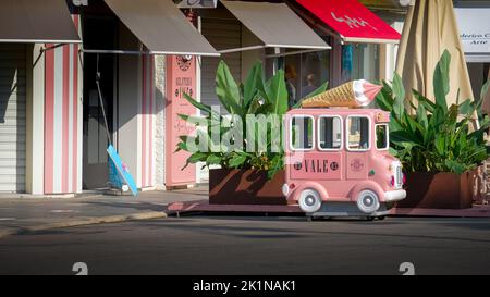 Viareggio, Italie - 8 juin 2022: Amusant, mini camion de glace rose annonçant une boutique de glace à Viareggio, Italie. Banque D'Images