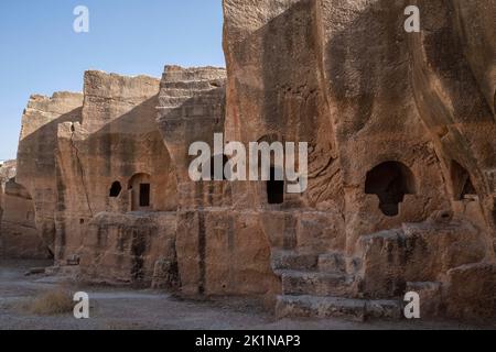 Mardin, Turquie. 18th septembre 2022. Colonies de rochers dans la ville antique. On pense que la ville a été construite comme ville militaire de garnison en 505 pour protéger la frontière orientale de l'Empire romain oriental contre les Sassanides. La ville antique possède des fortifications et une citadelle s'étend sur une superficie de 4 kilomètres. Il y a aussi des églises, des donjons, des barrages, des caves et des grottes dans la ville antique. La ville est également exprimée comme le plus ancien centre commercial de Mésopotamie. (Photo de Bilal Seckin/SOPA Images/Sipa USA) crédit: SIPA USA/Alay Live News Banque D'Images