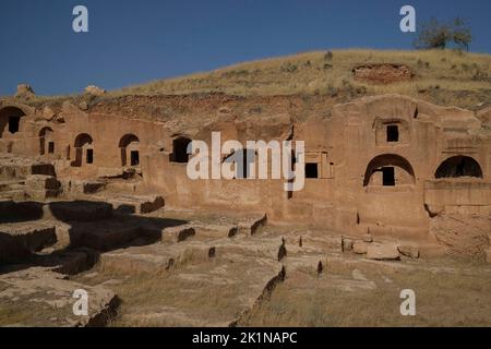 Située à Mardin et l'une des plus anciennes colonies de Mésopotamie, la ville antique de Dara accueille chaque année des dizaines de milliers de touristes. On pense que la ville a été construite comme ville militaire de garnison en 505 pour protéger la frontière orientale de l'Empire romain oriental contre les Sassanides. La ville antique possède des fortifications et une citadelle s'étend sur une superficie de 4 kilomètres. Il y a aussi des églises, des donjons, des barrages, des caves et des grottes dans la ville antique. La ville est également exprimée comme le plus ancien centre commercial de Mésopotamie. (Photo de Bilal Seckin/SOPA Images/Sipa USA) Banque D'Images