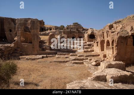 Mardin, Turquie. 18th septembre 2022. Vue générale de la ville antique. On pense que la ville a été construite comme ville militaire de garnison en 505 pour protéger la frontière orientale de l'Empire romain oriental contre les Sassanides. La ville antique possède des fortifications et une citadelle s'étend sur une superficie de 4 kilomètres. Il y a aussi des églises, des donjons, des barrages, des caves et des grottes dans la ville antique. La ville est également exprimée comme le plus ancien centre commercial de Mésopotamie. (Photo de Bilal Seckin/SOPA Images/Sipa USA) crédit: SIPA USA/Alay Live News Banque D'Images