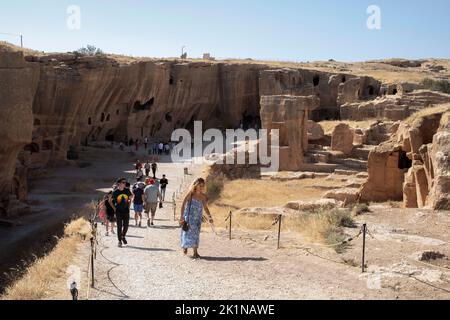 Mardin, Turquie. 18th septembre 2022. Touristes nationaux et étrangers visitant la ville antique. On pense que la ville a été construite comme ville militaire de garnison en 505 pour protéger la frontière orientale de l'Empire romain oriental contre les Sassanides. La ville antique possède des fortifications et une citadelle s'étend sur une superficie de 4 kilomètres. Il y a aussi des églises, des donjons, des barrages, des caves et des grottes dans la ville antique. La ville est également exprimée comme le plus ancien centre commercial de Mésopotamie. (Photo de Bilal Seckin/SOPA Images/Sipa USA) crédit: SIPA USA/Alay Live News Banque D'Images