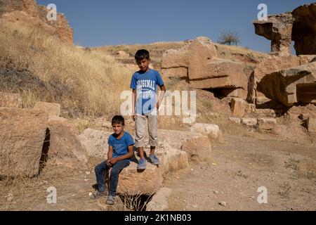 Mardin, Turquie. 18th septembre 2022. Mikail (11) et Eyup (8) gagnent de l'argent en étant des guides touristiques dans la ville antique de Dara. On pense que la ville a été construite comme ville militaire de garnison en 505 pour protéger la frontière orientale de l'Empire romain oriental contre les Sassanides. La ville antique possède des fortifications et une citadelle s'étend sur une superficie de 4 kilomètres. Il y a aussi des églises, des donjons, des barrages, des caves et des grottes dans la ville antique. La ville est également exprimée comme le plus ancien centre commercial de Mésopotamie. (Photo de Bilal Seckin/SOPA Images/Sipa USA) crédit: SIPA USA/Alay Live News Banque D'Images