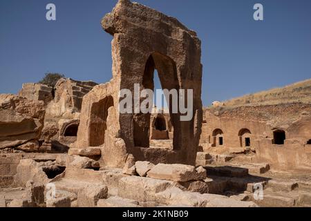 Mardin, Turquie. 18th septembre 2022. Vue sur la porte historique qui se tient depuis des siècles. On pense que la ville a été construite comme ville militaire de garnison en 505 pour protéger la frontière orientale de l'Empire romain oriental contre les Sassanides. La ville antique possède des fortifications et une citadelle s'étend sur une superficie de 4 kilomètres. Il y a aussi des églises, des donjons, des barrages, des caves et des grottes dans la ville antique. La ville est également exprimée comme le plus ancien centre commercial de Mésopotamie. (Photo de Bilal Seckin/SOPA Images/Sipa USA) crédit: SIPA USA/Alay Live News Banque D'Images