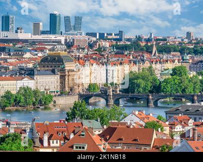 Prague, République Tchèque - juin 2022 : magnifique vue au coucher du soleil avec le magnifique bâtiment de l'opéra national (Narodni divadlo). Renai Banque D'Images