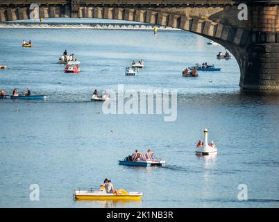 Prague, République Tchèque - 2022 juin : de nombreux touristes et habitants de la région en petits bateaux sur la rivière Vltava profitent d'une journée de vacances ou d'un week-end Banque D'Images