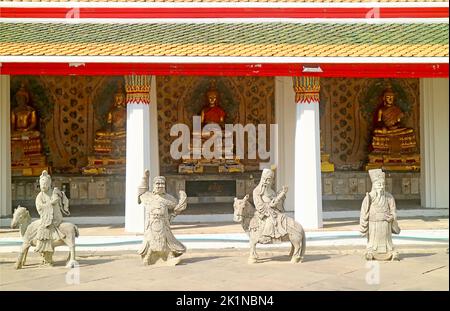 Cloître appelé Phra Rabiang du Temple Wat Arun avec Groupe d'images de Bouddha doré et de sculptures du gardien chinois, Bangkok, Thaïlande Banque D'Images