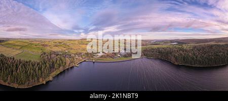 Vue panoramique du réservoir de Langsett photo prise à partir d'un drone Banque D'Images