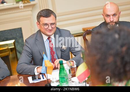 A L'ATTENTION DES ÉDITEURS - DOCUMENT DE PRÉSENTATION - USAGE ÉDITORIAL SEULEMENT - le ministre ukrainien des Affaires étrangères Dmytro Kuleba a pris la photo lors d'une réunion bilatérale à marge de la session 77th de l'Assemblée générale des Nations Unies (AGNU 77), à New York, États-Unis d'Amérique, le lundi 19 septembre 2022. PHOTO HANDOUT AFFAIRES ÉTRANGÈRES VLAD VANDERKELEN Banque D'Images