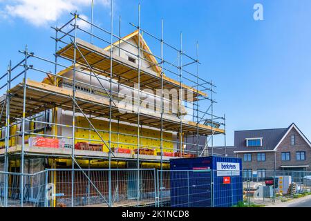 Vue de face de la maison avec la jetée en cours de construction et les murs isolés, chantier de construction à Rucphen, pays-Bas, 6 mai, 2022 Banque D'Images
