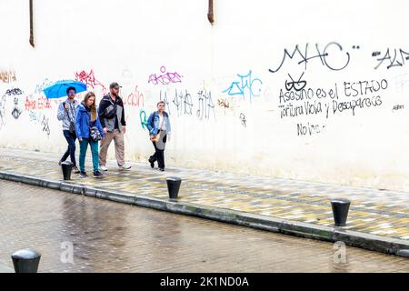 Bogota Colombie,la Candelaria Centro Historico centre historique centre ville Carrera 4 Calle 11, tenue de marche avec parapluie homme hommes Banque D'Images