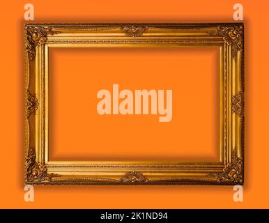 Cadre vintage or brillant isolé sur fond orange Banque D'Images