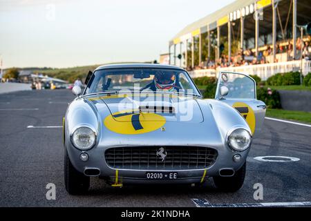 Goodwood, Royaume-Uni. 19th septembre 2022. La Ferrari 250 GT SWB/C conduite par Gaye et Twyman a sa première place dans la course du Stirling Moss Memorial Trophy au Goodwood Revival Festival du circuit de Goodwood à Goodwood, au Royaume-Uni, le 17 septembre 2022. Photo de Phil Hutchinson. Utilisation éditoriale uniquement, licence requise pour une utilisation commerciale. Aucune utilisation dans les Paris, les jeux ou les publications d'un seul club/ligue/joueur. Crédit : UK Sports pics Ltd/Alay Live News Banque D'Images