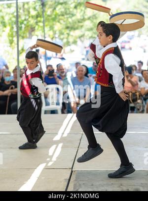 De jeunes danseurs chypriotes se produisent en costumes traditionnels au festival rural Statos-Agios Fotios, dans la région de Paphos, à Chypre. Banque D'Images
